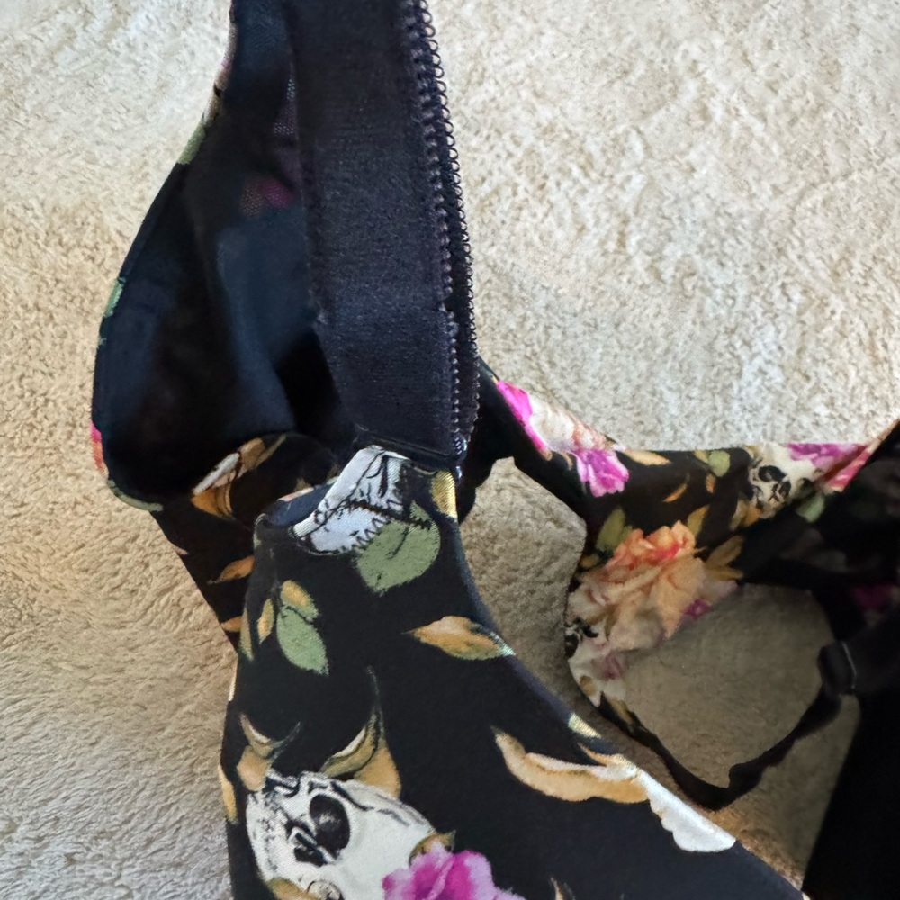 Torrid Curve Black Floral and Skull Bra Size 40 DDD - Picture 7 of 9